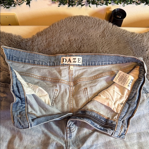 DAZE Shorts - Picture 2 of 5